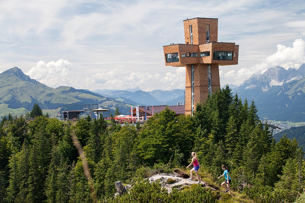Das Jakobskreuz auf der Buchensteinwand im Pillerseetal ist das größte Gipfelkreuz der Welt und kann während einer Pilgerwanderung auf dem Tiroler Teil des Jakobsweges besucht werden. Es setzt ein Zeichen des Friedens und ist ein christliches Symbol, „Kraftplatz“ sowie Ausflugsziel zugleich.