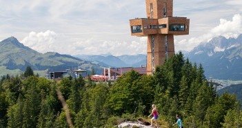 Das Jakobskreuz auf der Buchensteinwand im Pillerseetal ist das größte Gipfelkreuz der Welt und kann während einer Pilgerwanderung auf dem Tiroler Teil des Jakobsweges besucht werden. Es setzt ein Zeichen des Friedens und ist ein christliches Symbol, „Kraftplatz“ sowie Ausflugsziel zugleich.